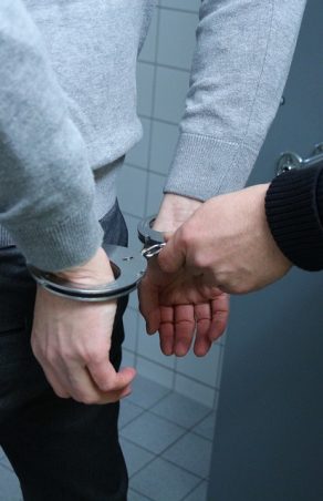 Задържаха син със забрана да доближава дома на баща си